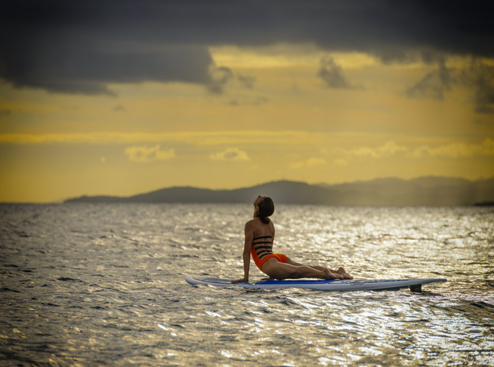 Nanuku -Paddleboard yoga (1) Yoga at the beach